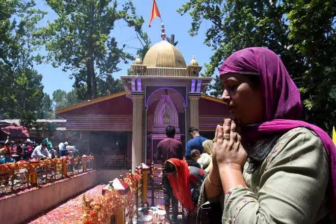 Jammu News: खीर भवानी मंदिर में मेला व्यवस्था की समीक्षा