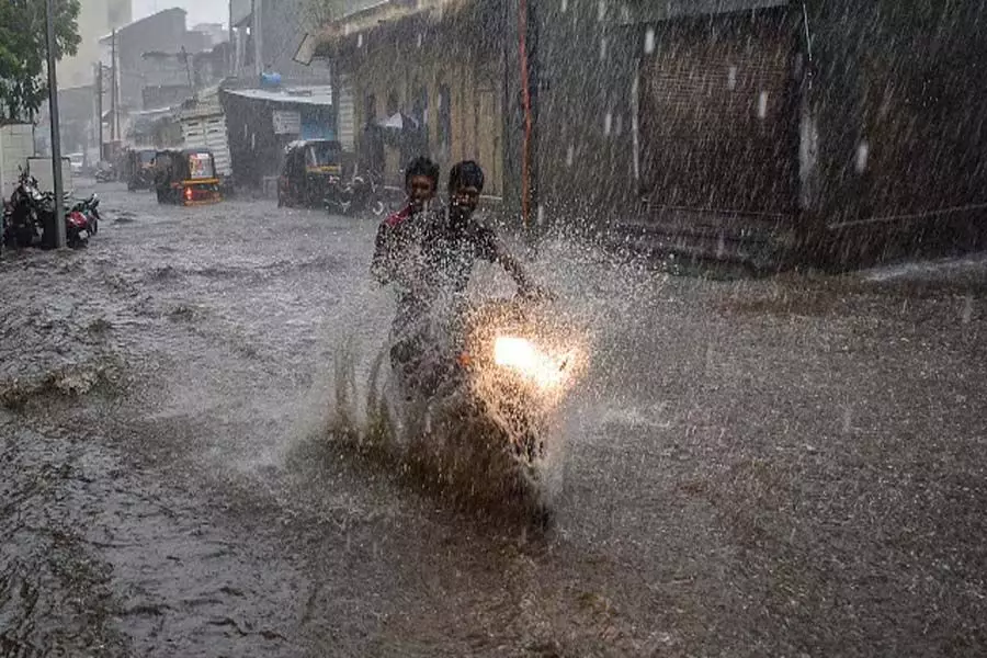 Weather: आर्थिक राजधानी में धंस गई सड़क, मुंबई समेत महाराष्ट्र में भारी बारिश