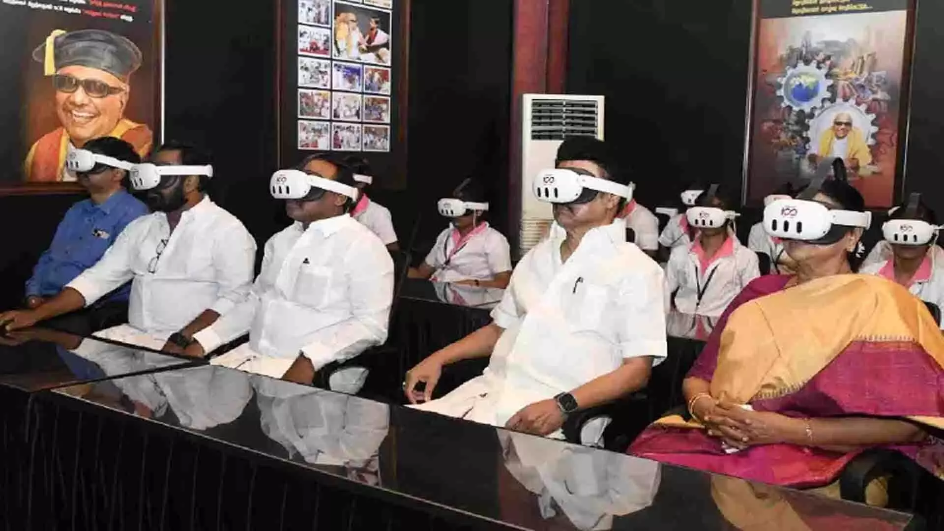 CM स्टालिन ने चेन्नई में करुणानिधि पर विशेष फोटो प्रदर्शनी का दौरा किया