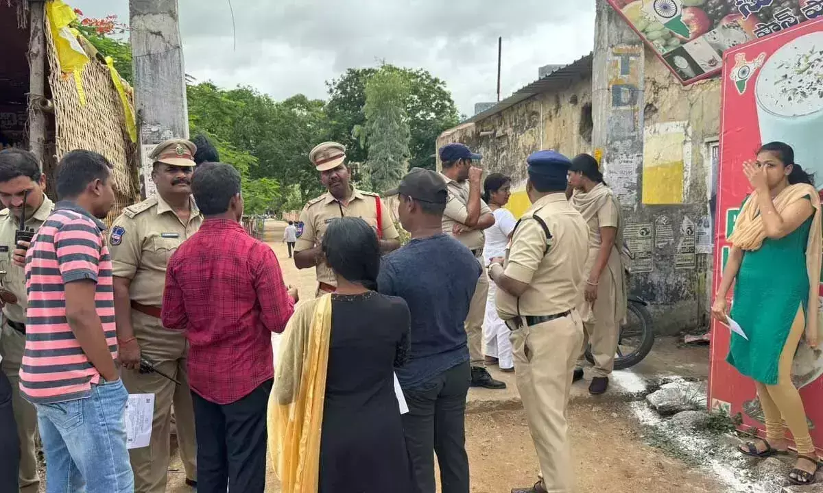 Telangana: अधिकारियों ने एक मिनट के नियम के तहत छह छात्रों को प्रवेश से वंचित कर दिया