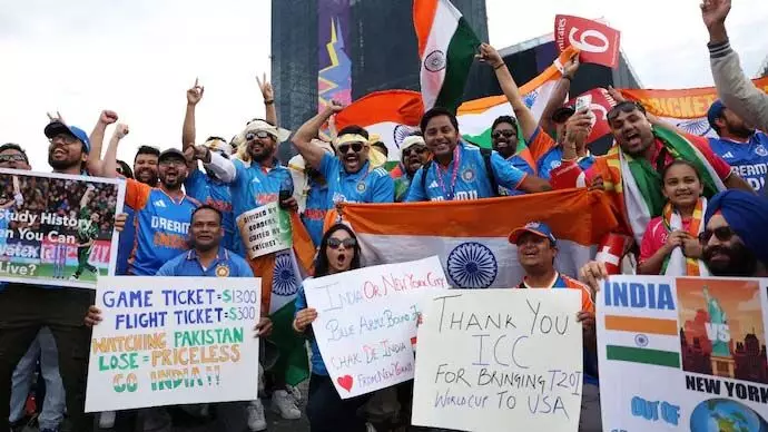 T20 World Cup: न्यूयॉर्क स्टेडियम में फैन ने अपनी भारत-पाकिस्तान जर्सी से जीता दिल