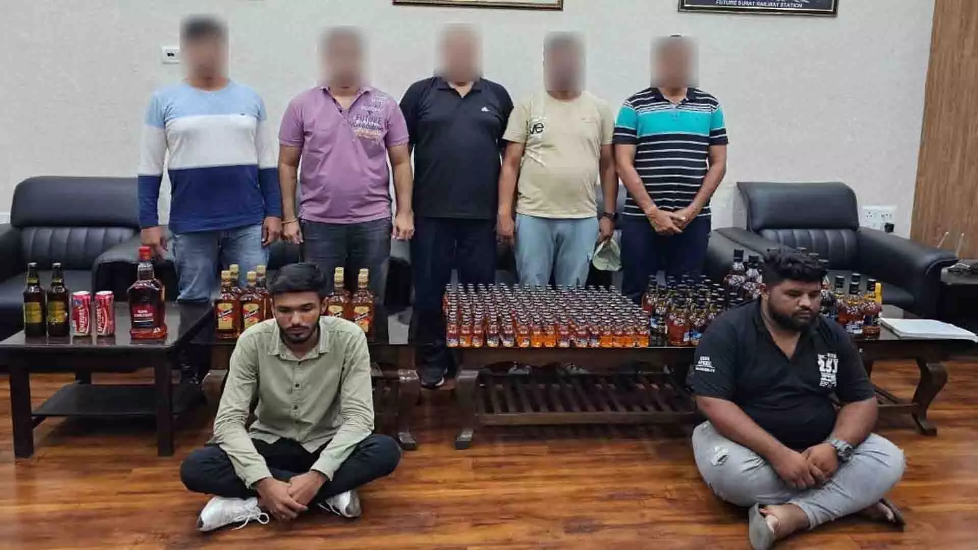 Mumbai: विवेक एक्सप्रेस से अवैध शराब ले जाने के आरोप में दो लोगों को पकड़ा गया