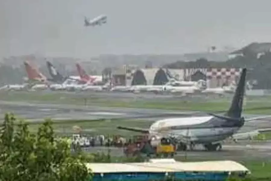 Mumbai Airport पर एक ही रनवे पर दो विमान उतरे और कुछ ही समय में उड़ान भरी, DGCA ने घटना की जांच की