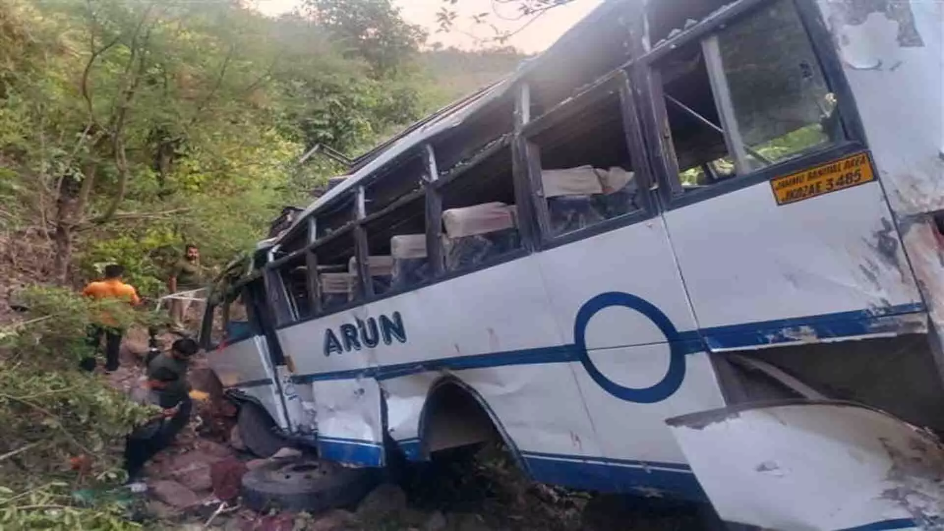 Jammu and Kashmi:  आतंकी हमले के बाद तीर्थयात्रियों से भरी बस खाई में गिरी, 3 की मौत