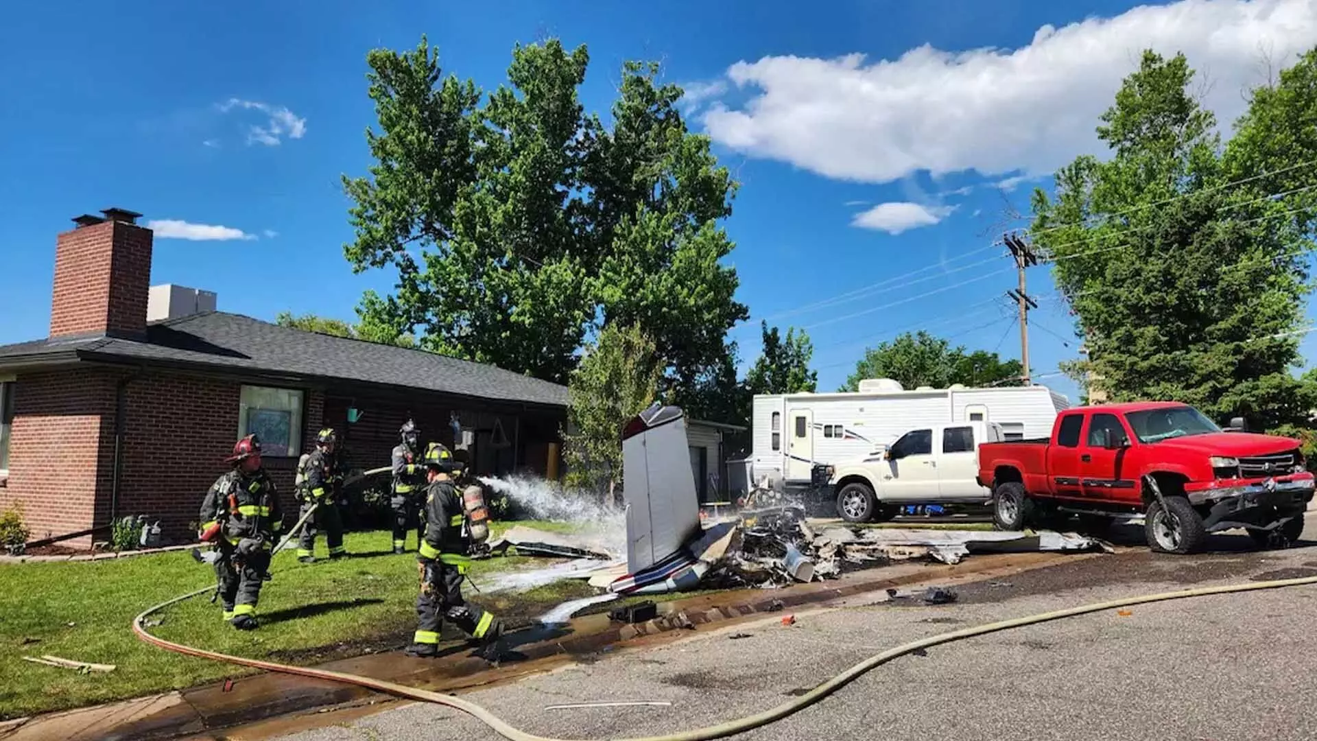 America: घर के सामने छोटा विमान दुर्घटनाग्रस्त, 4 लोग घायल