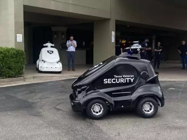Technology: सैन एंटोनियो सुरक्षा कंपनी ने सिंगापुर से लाए गए निगरानी रोबोट का परीक्षण SAMMinistries आश्रय स्थल पर किया