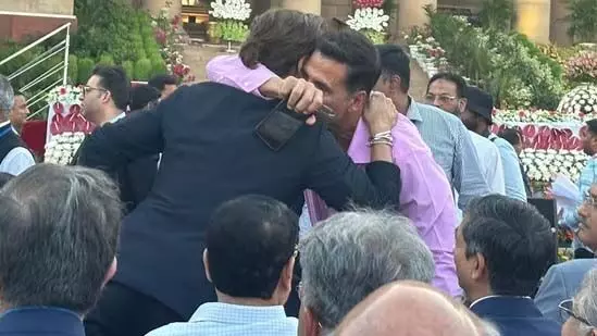 Mumbai: शाहरुख खान और अक्षय कुमार की गले मिलते फोटो खिलाड़ी और किंग एक साथ