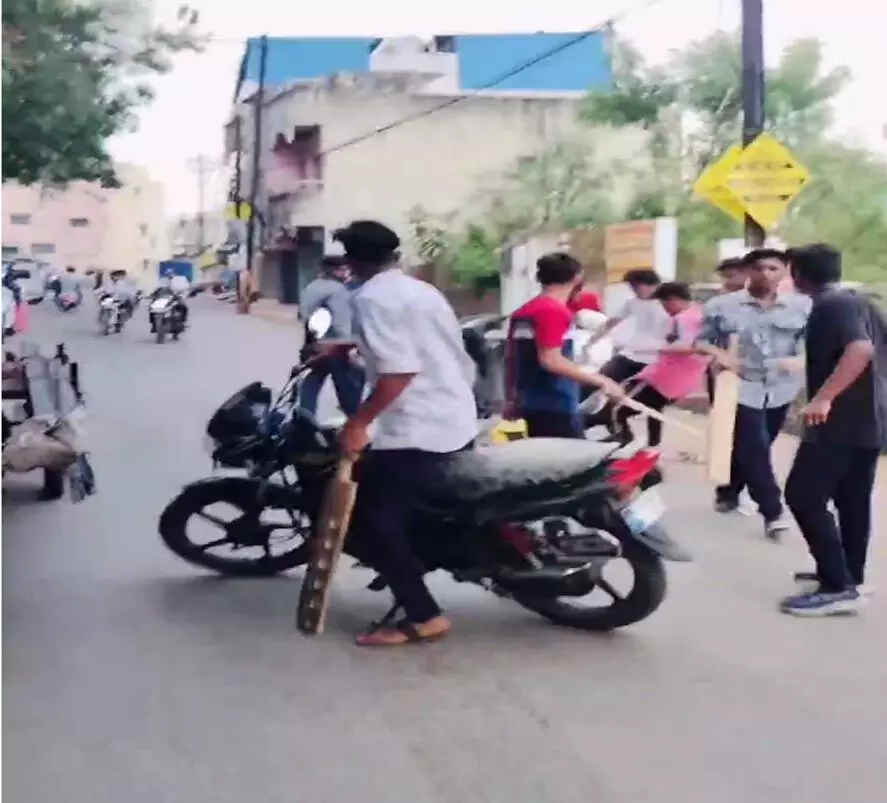 Raipur में क्रिकेट को लेकर दो गुटों में मारपीट, देखें VIDEO...
