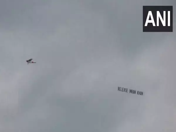 New York में IND vs PAK मैच के दौरान इमरान खान को रिहा करो का संदेश लेकर स्टेडियम के ऊपर से उड़ा विमान