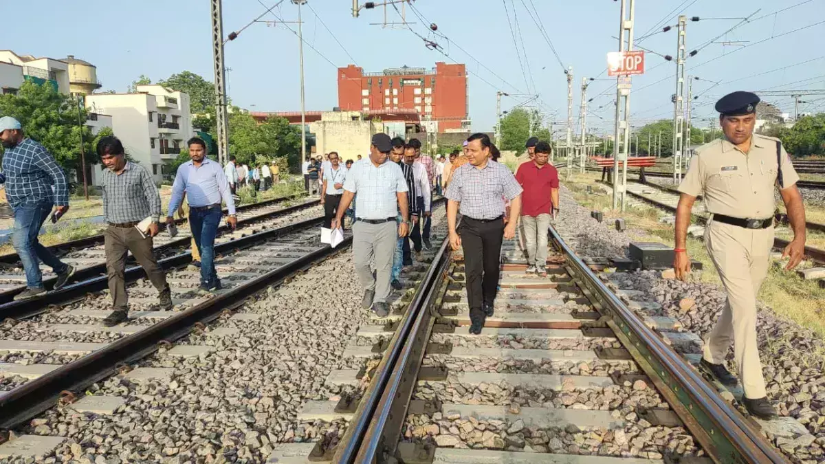 Lucknow: मंडल रेल प्रबंधक आदित्य कुमार ने रेलवे स्टेशन यार्ड का निरीक्षण किया