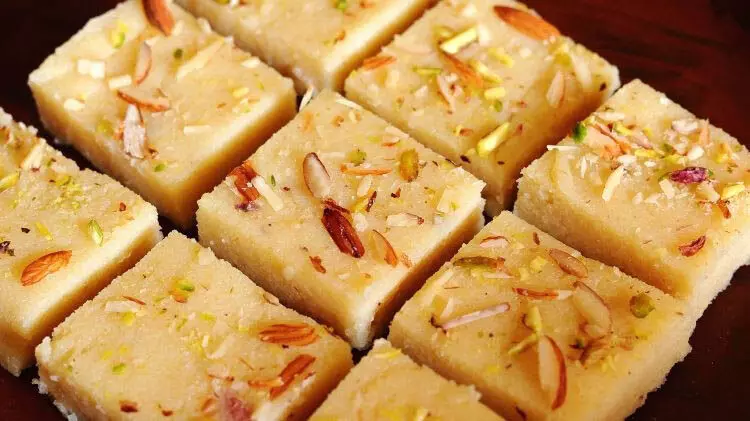 SUJI BARFI RECIPE: घर पर बनाइये टेस्टी सूजी की बर्फी जानिए रेसिपी