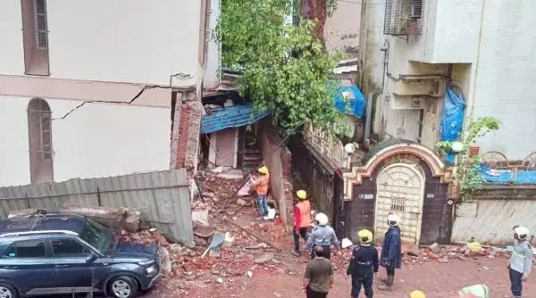 Death from the rain fell home: मुंबई में बारिश के चलते गिरा घर का हिस्सा, हुई 2 की मौत