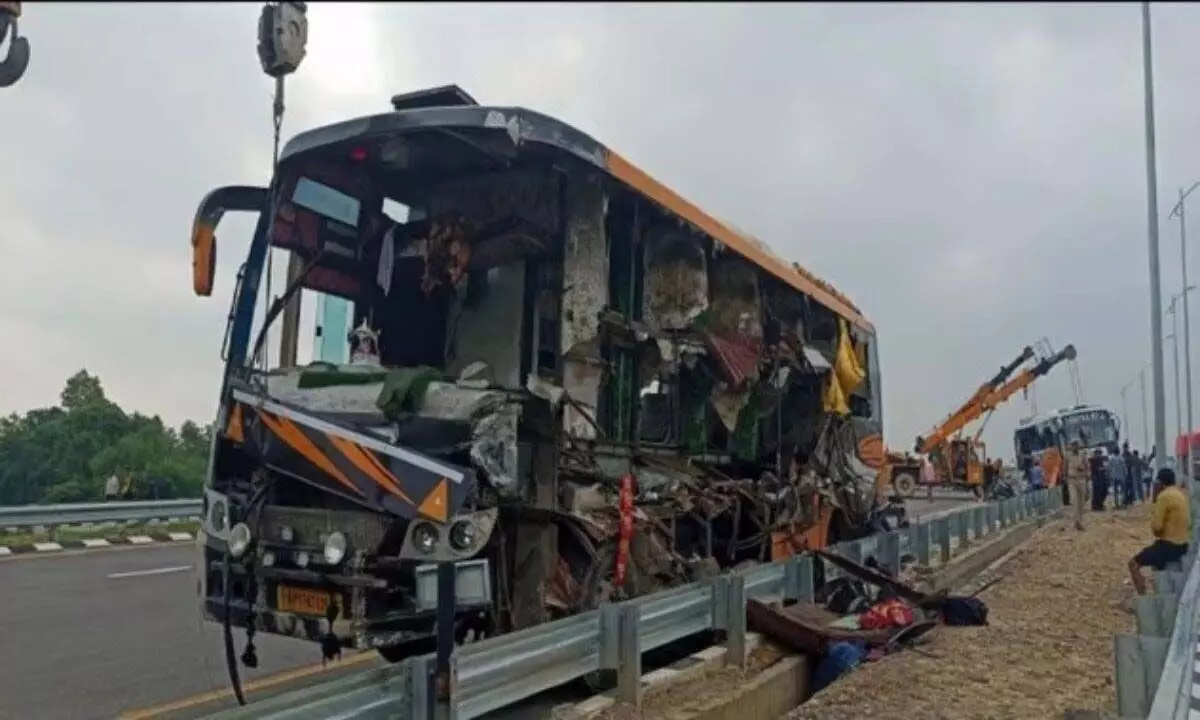 Bus collides with trailer:  पूर्वांचल एक्सप्रेस पर भरी बस ट्रेलर से टकराई, 4 की मौत