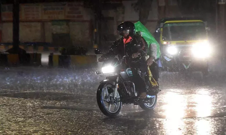 Mumbai News: भारी बारिश से मुंबई थम सी गई
