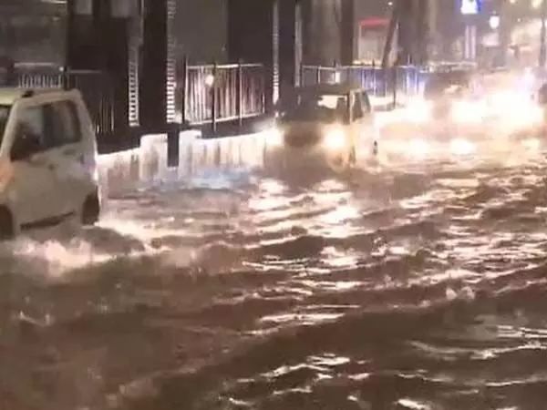 Maharashtra : भारी बारिश के कारण मुंबई के कई इलाकों में जलभराव हो गया