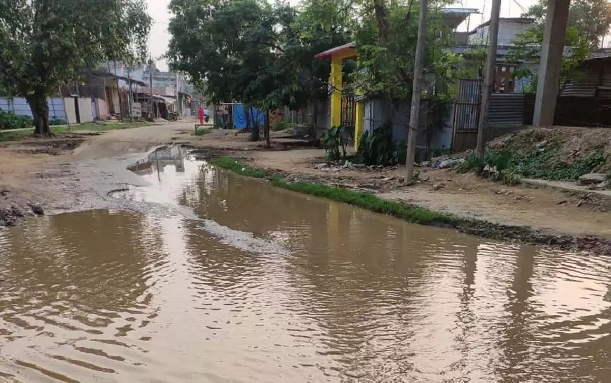 Assam news :  रामपुर-होजाई सड़क यात्रियों के लिए दुःस्वप्न बनी