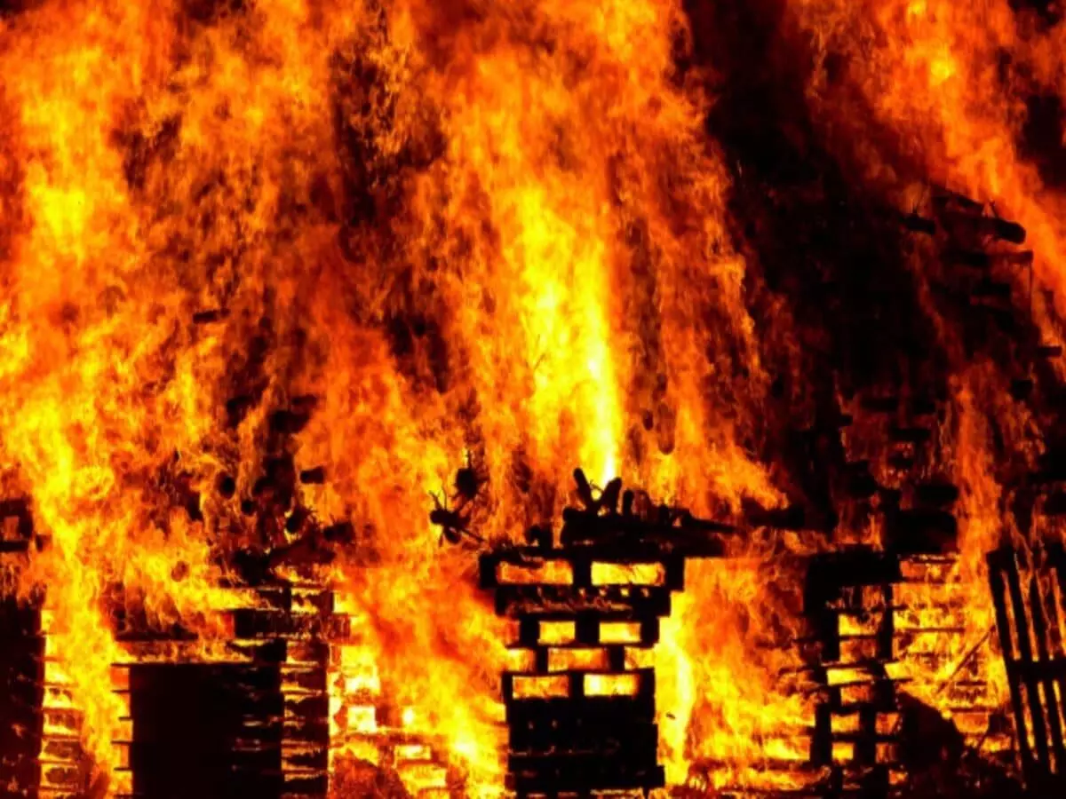 Haridwar: खाना बनाते समय झोपड़ी में भडकी आग, जलने से चौकीदार की पत्नी की मौत