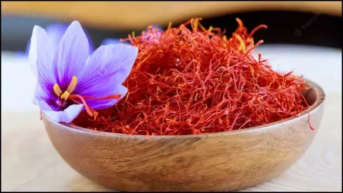 Saffron Skin Benefits: केसर त्वचा के लिए जानें इसके फायदे