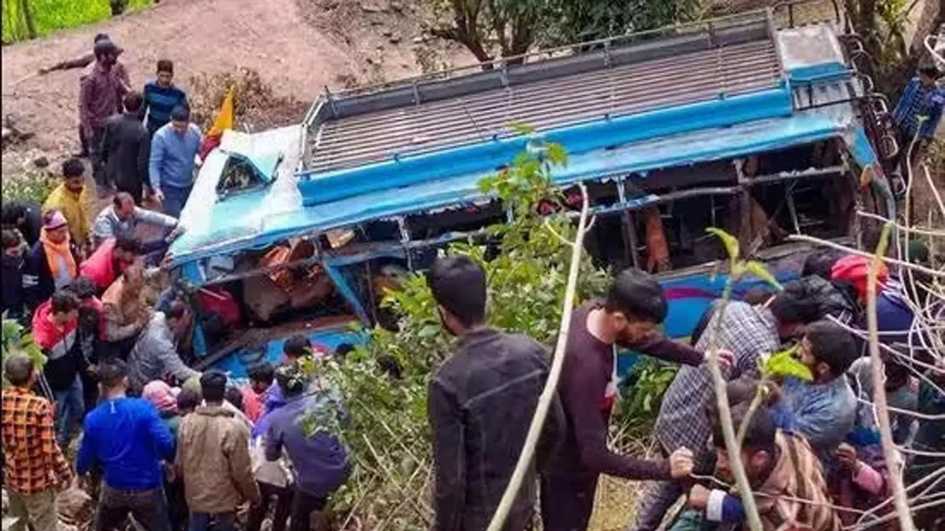 Jammu News: रियासी में 53 सीटों वाली यात्री बस पर हमला, खाई में गिरी