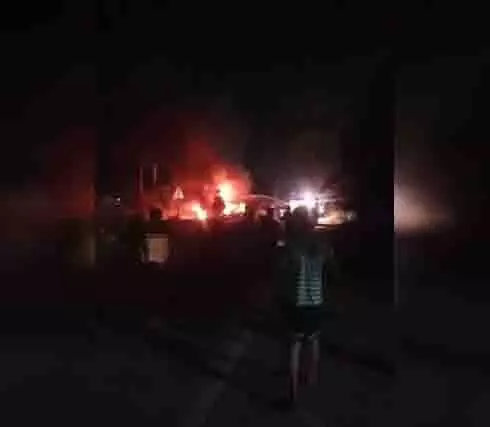 Fire: दो ट्रकों की भीषण टक्कर में दो जिंदा जले