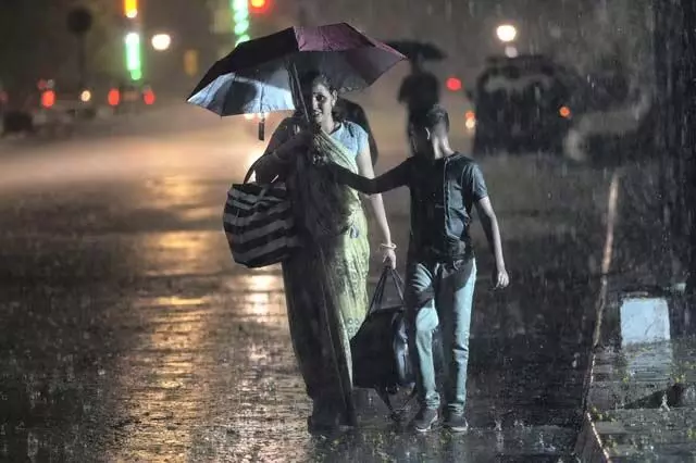 Mumbai : मानसून मुंबई में दाखिल  कर्नाटक के कुछ हिस्सों में बारिश का रेड अलर्ट, बेंगलुरु में तेज बारिश