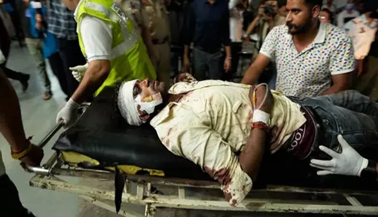 Jammu Kashmir : बस खाई में गिरने के बाद भी जारी रही गोलीबारी, जान बचाने के लिए किया मृत होने का नाटक