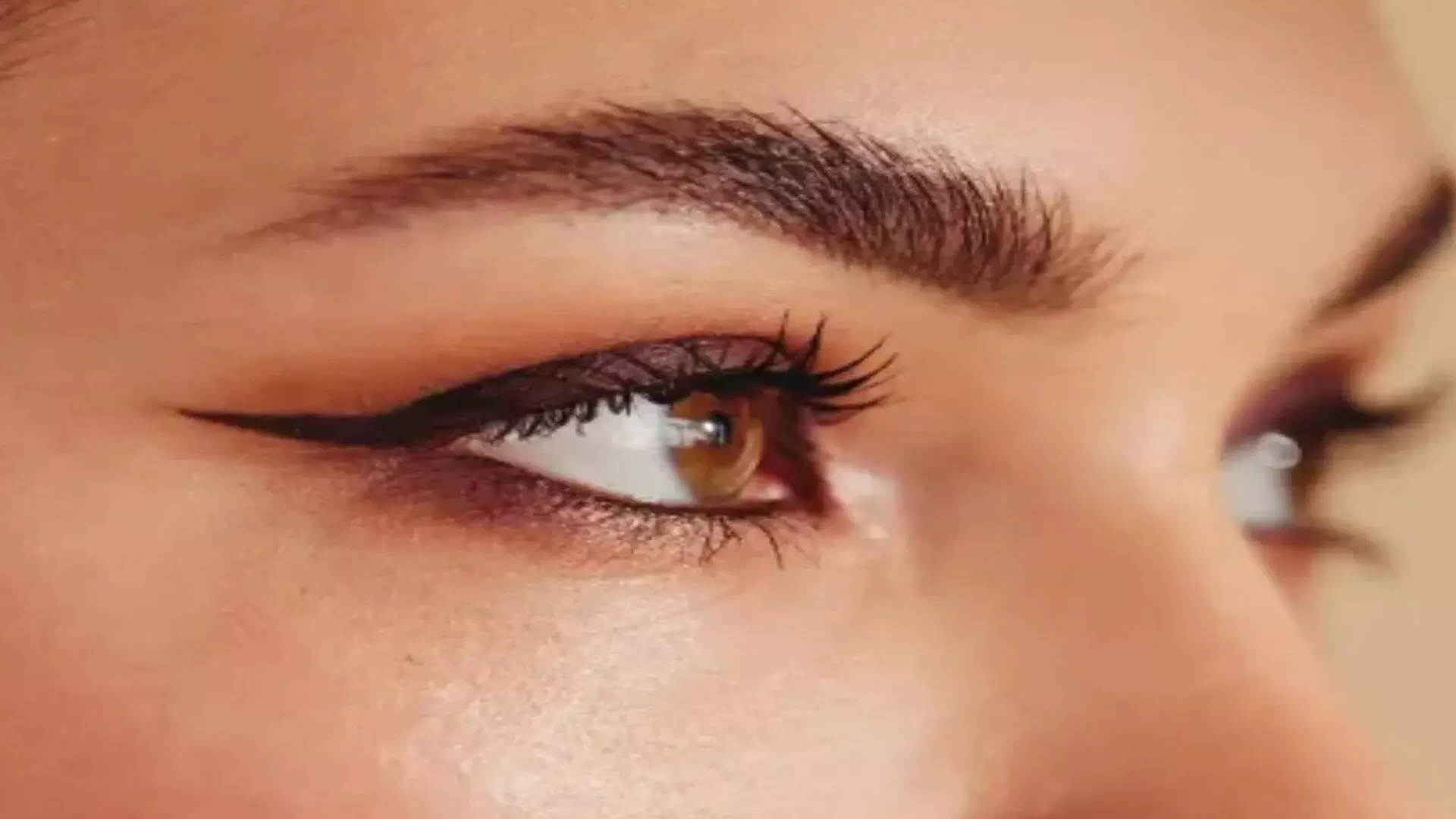 Eyeliner: सुंदरता को बढ़ाने का काम करता हैं आईलाइनर लगाएं आंखों की शेप के अनुसार