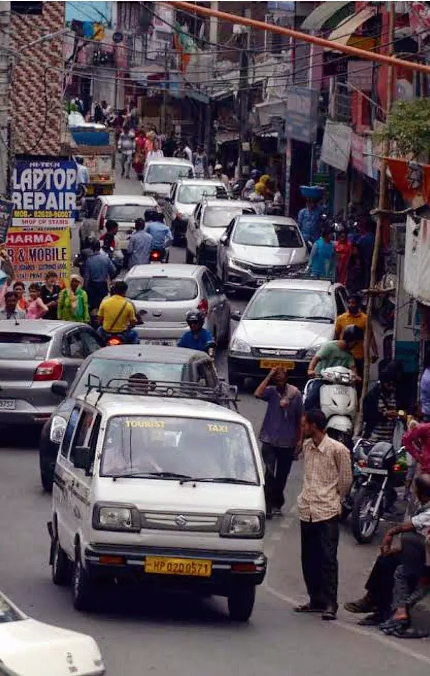 Dharamsala: धर्मशाला में जनजीवन अस्त-व्यस्त, सड़कें यातायात से जाम
