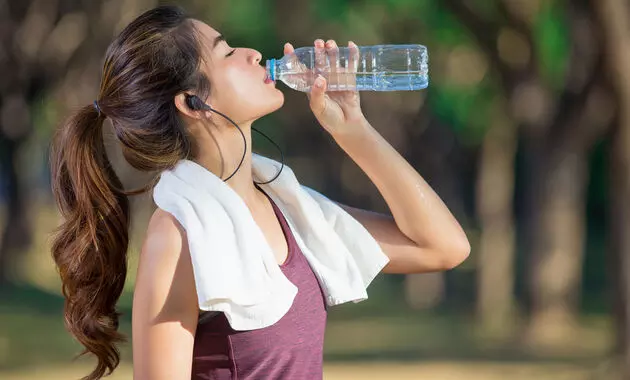 Lifestyle: नियमित रूप से पिएं पानी, नहीं होगी डिहाइड्रेशन की समस्या
