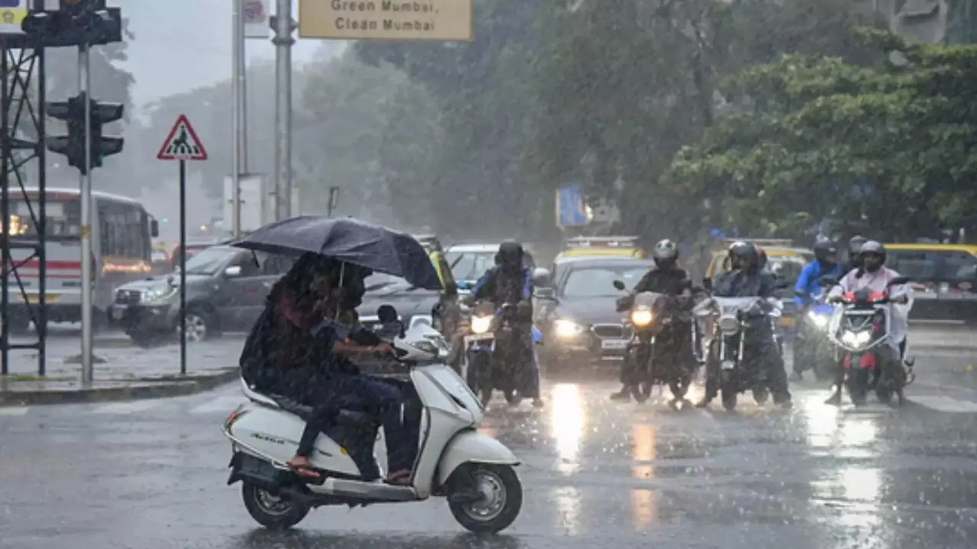Mumbai में मानसून के कारण 50 मिमी से अधिक बारिश होने से तापमान में गिरावट