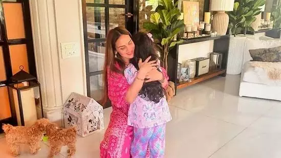 Mumbai: ईशा देओल ने भरत तख्तानी से अलग होने के बाद अपनी प्यारी बेटी मिराया का पहला जन्मदिन मनाया