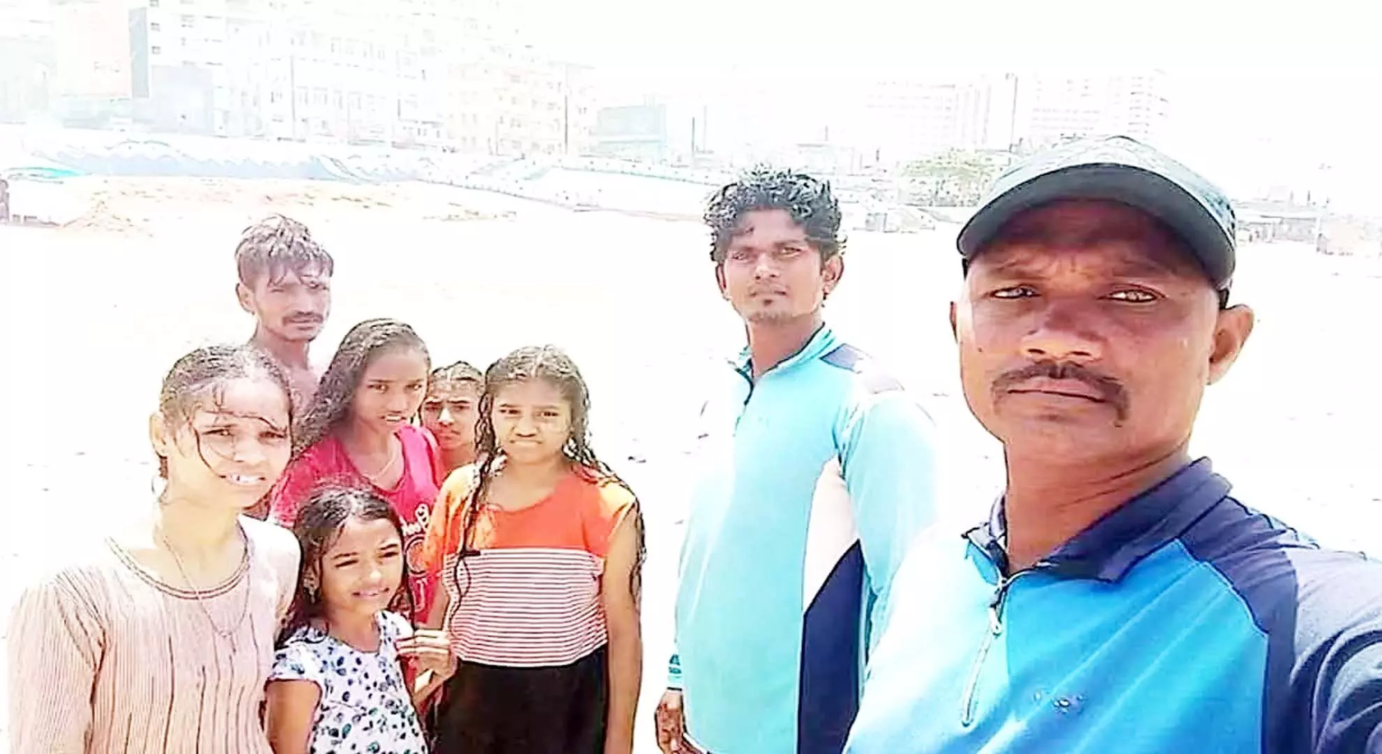 Visakhapatnam: लाइफगार्ड्स ने आरके बीच पर एक लड़की को बचाया
