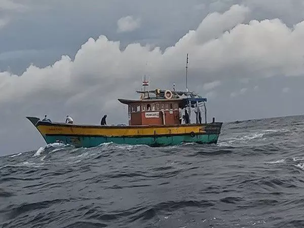 Indian Navy ने अंडमान के पास मछली पकड़ने वाले जहाज से संकट कॉल का तुरंत दिया जवाब