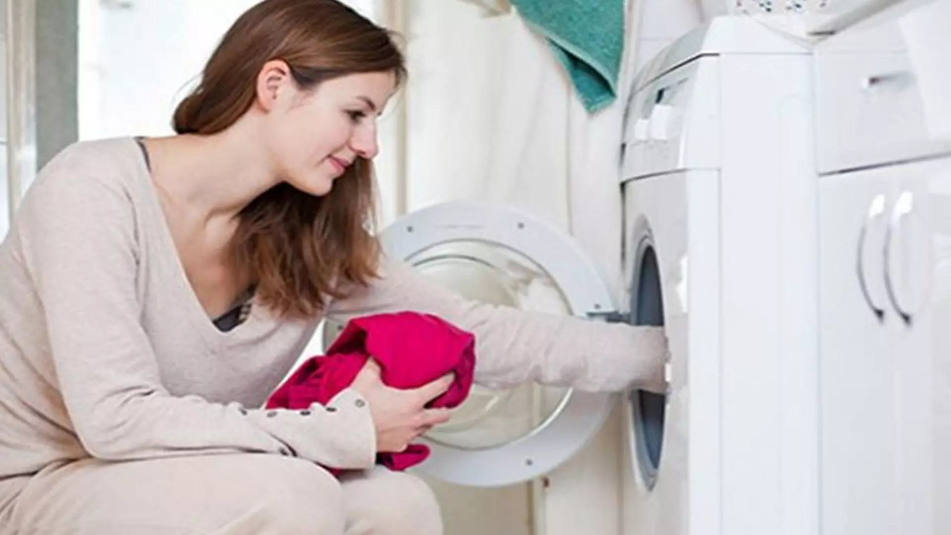 washing clothes:कपड़ों को महकाने के लिए धोते समय करें इन चीजों का इस्तेमाल