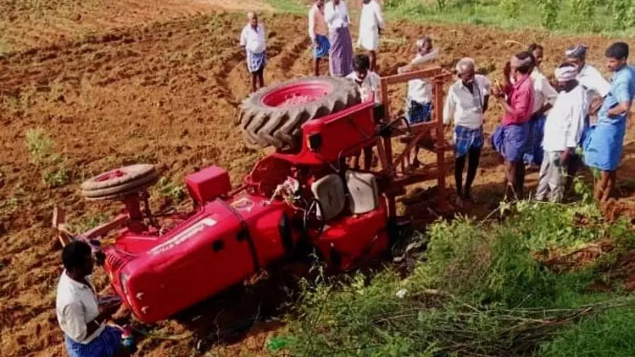 Bengaluru: रामनगर में खेत में ट्रैक्टर पलटने से 10 वर्षीय बालक की कुचलकर मौत हो गई