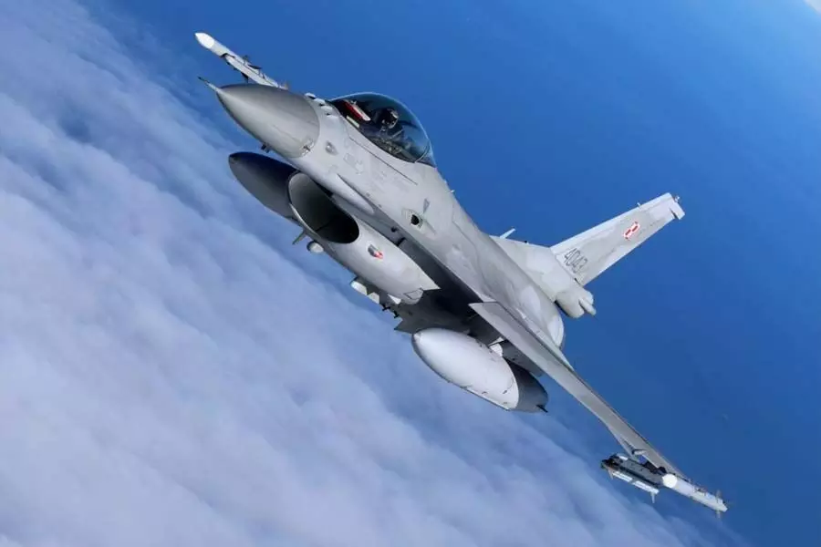 Ukraine:  F-16 लड़ाकू विमानों को रूसी हमलों से बचाने के लिए रख सकती है विदेशों में