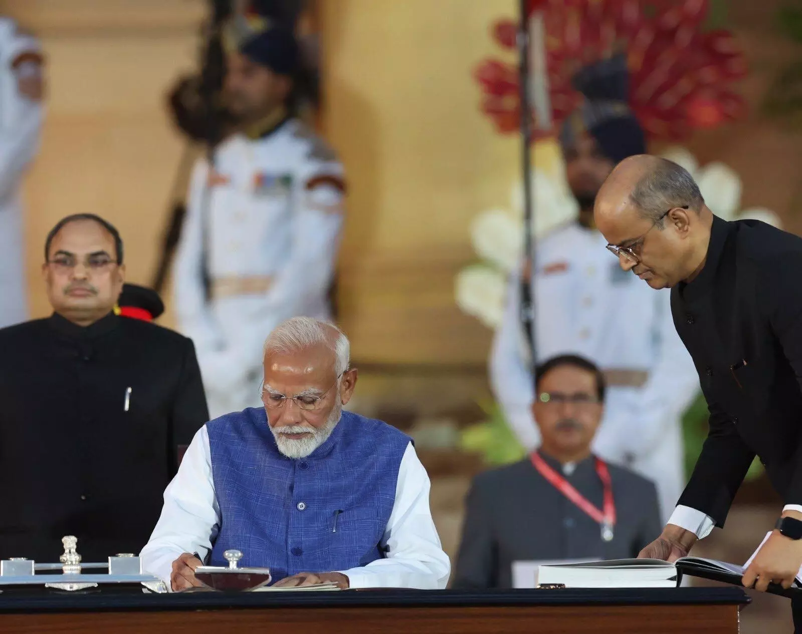 PM नरेंद्र मोदी ने मनमोहन सिंह, प्रतिभा पाटिल से लिया आशीर्वाद