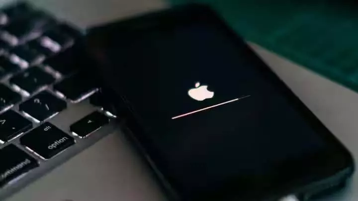 Technology : iOS 18 iPhone पर होम स्क्रीन ऐप आइकन के लिए डार्क मोड लगाया