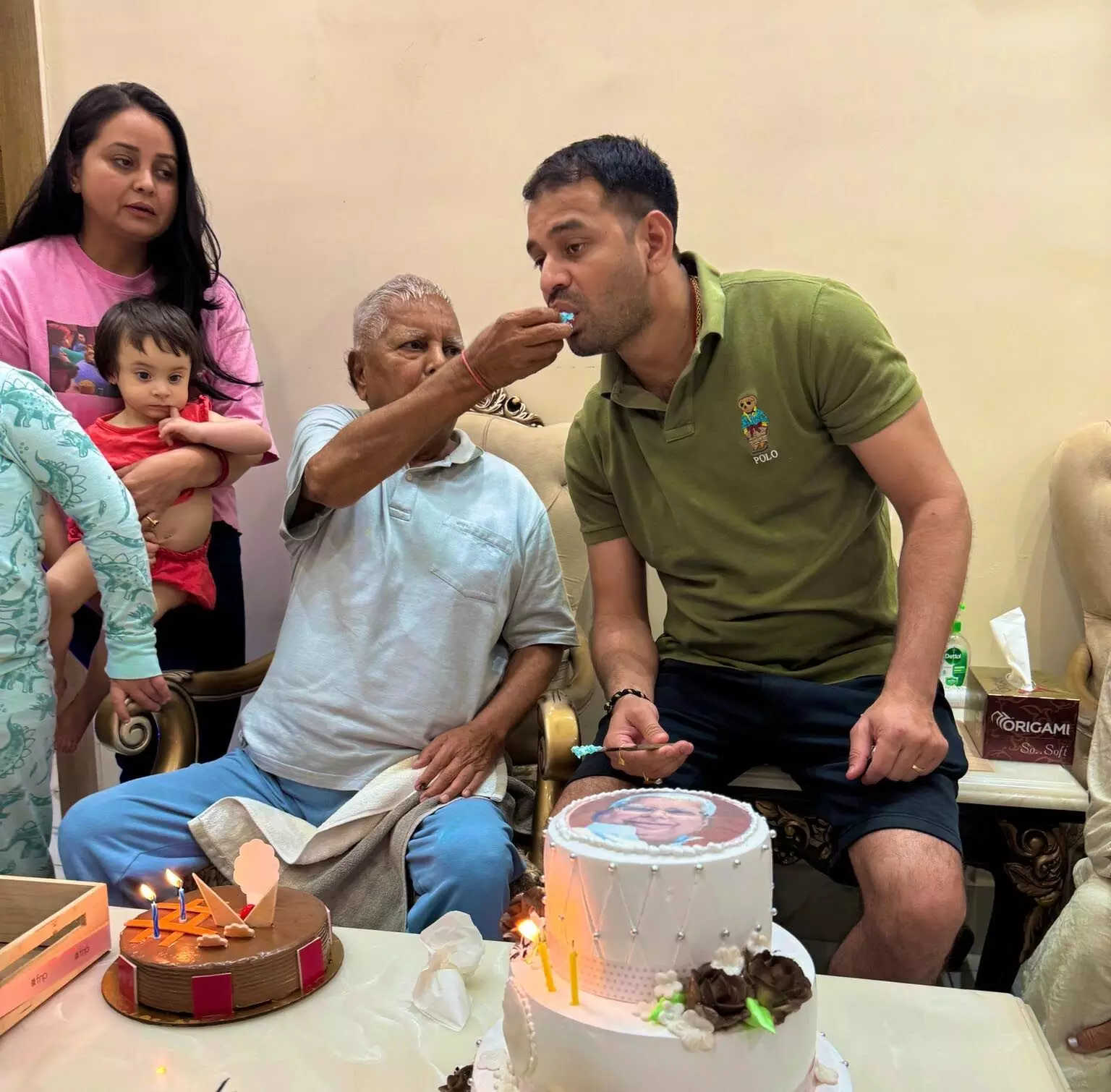Lalu Yadav Birthday: लालू यादव ने जन्मदिन पर परिवार के साथ काटा केक, VIDEO