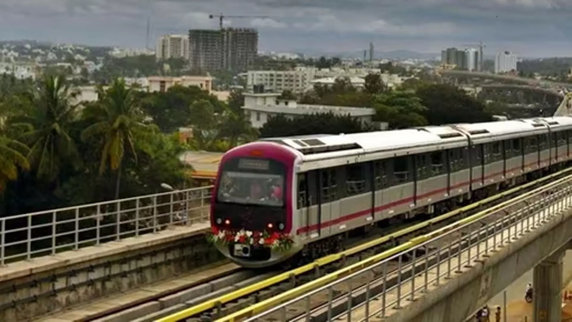 Bangalore:  में पर्पल लाइन मेट्रो ट्रैक पर कूदा व्यक्ति, सिर में आई चोट