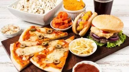 Fast food: फास्ट फूड खाने से इम्यूनिटी होती है कमजोर जानिए क्यों?