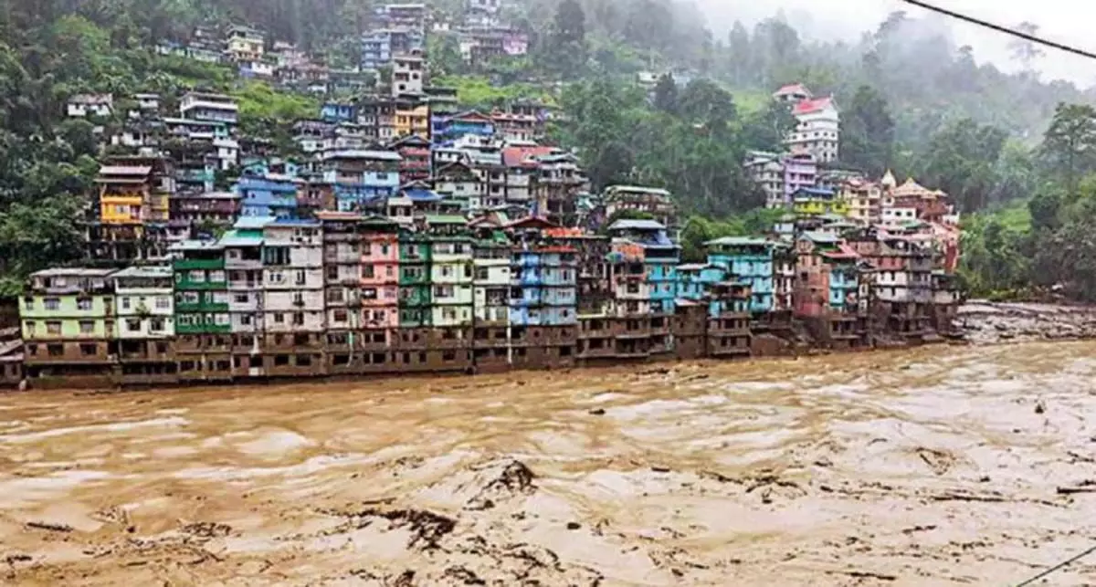 Sikkim news : सिक्किम के गांव में अचानक आई बाढ़ के बाद दो पासे, एक लापता