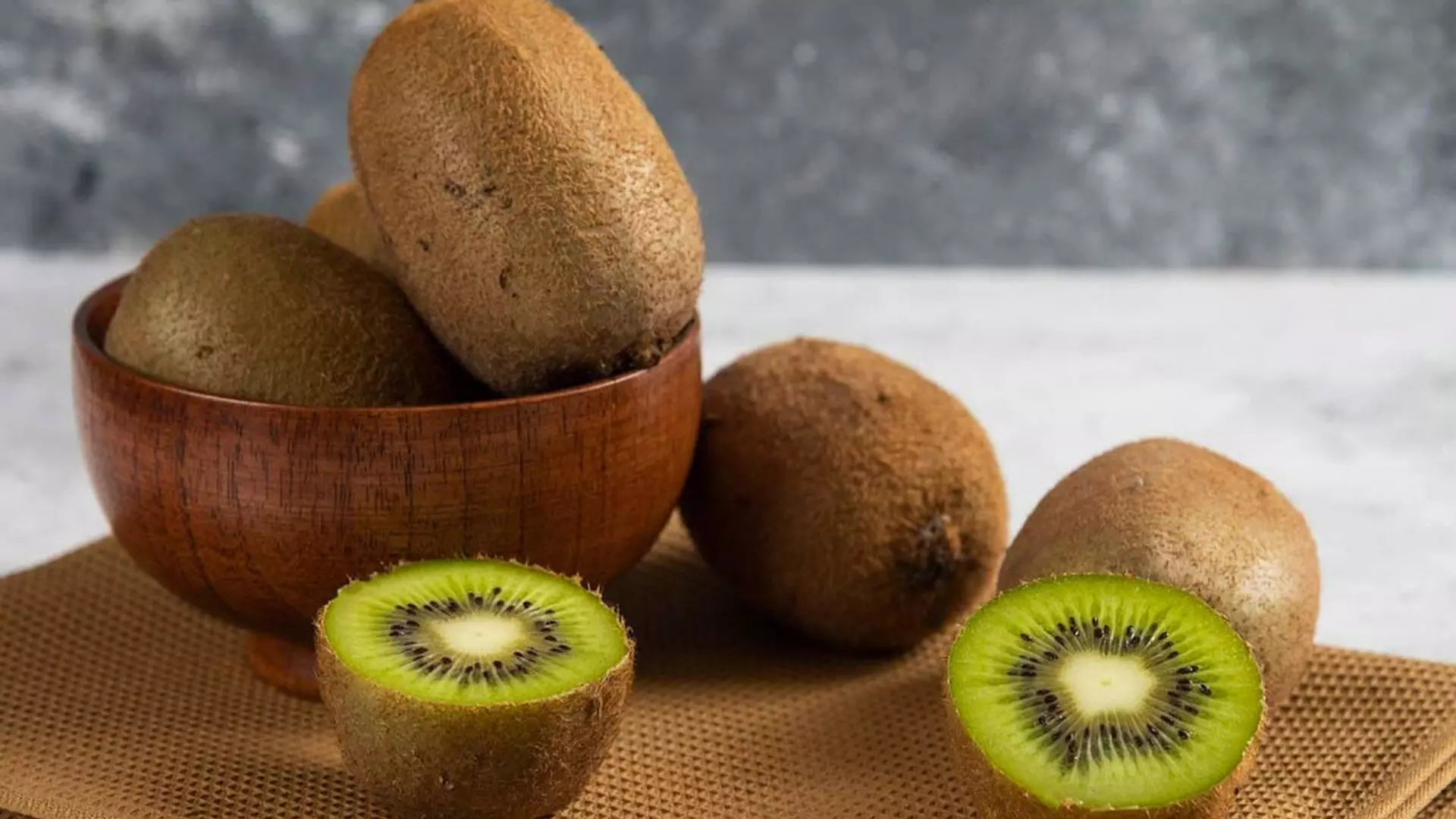 Delicious Kiwi: स्वास्थ्य के लिए बहुत फायदेमंद होती है कीवी जानें इससे मिलने वाले फायदे