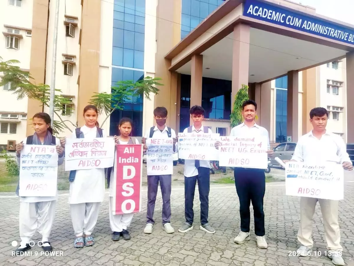 Assam news :  लखीमपुर जिले में ऑल इंडिया डेमोक्रेटिक स्टूडेंट्स ऑर्गनाइजेशन इकाई ने NEET-UG परीक्षा घोटाले के खिलाफ विरोध प्रदर्शन