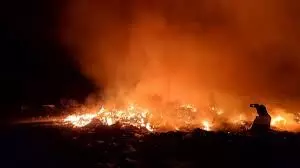 Allahabad: एटूजेड के प्लांट पर एकत्रित कूड़े के ढेर में लगी आग