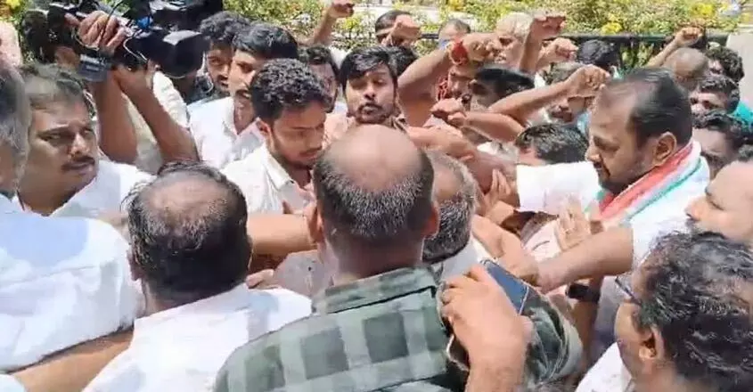 Kerala news : चुनावी झटके के बाद त्रिशूर डीसीसी अध्यक्ष और यूडीएफ जिला प्रमुख ने इस्तीफा दिया