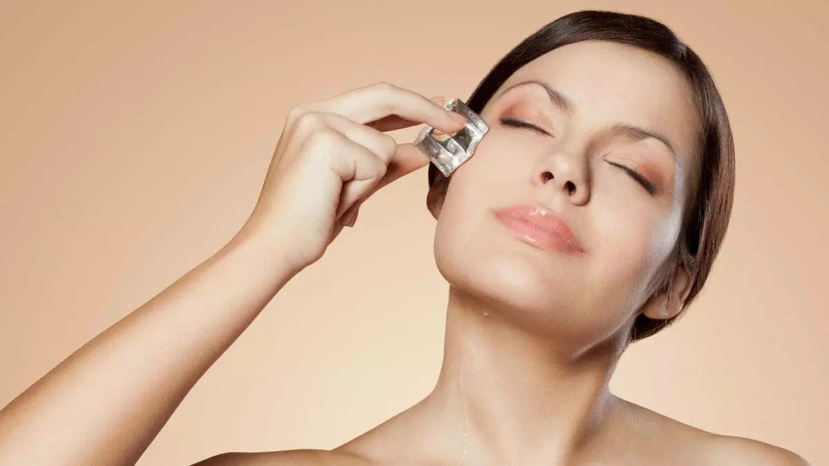 Cooling Benefits of Ice Facials: गर्मियों में त्वचा के लिए पाएं आइस फेशियल के कूलिंग लाभ