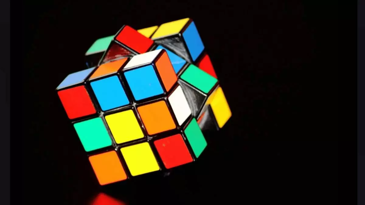 Popular puzzle Rubiks Cube;   लोकप्रिय पहेली रूबिक्स क्यूब खेल फास्टिंग है  इंटरनेशनल गेम