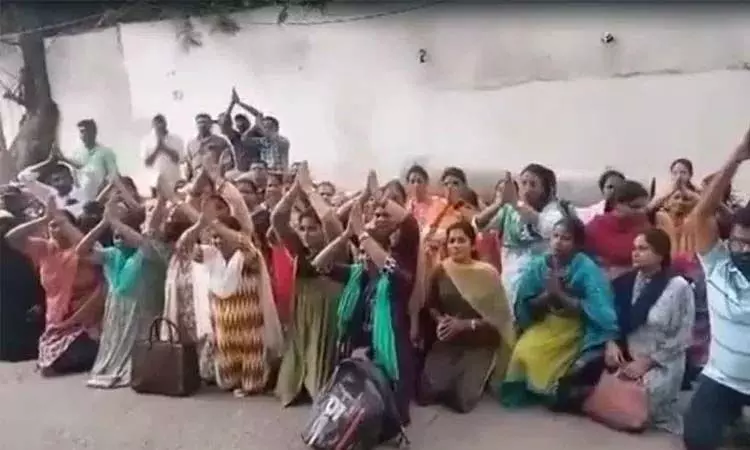 Hyderabad: शिक्षक पद के इच्छुक अभ्यर्थियों ने CM रेवंत के आवास पर घुटने टेककर धरना दिया