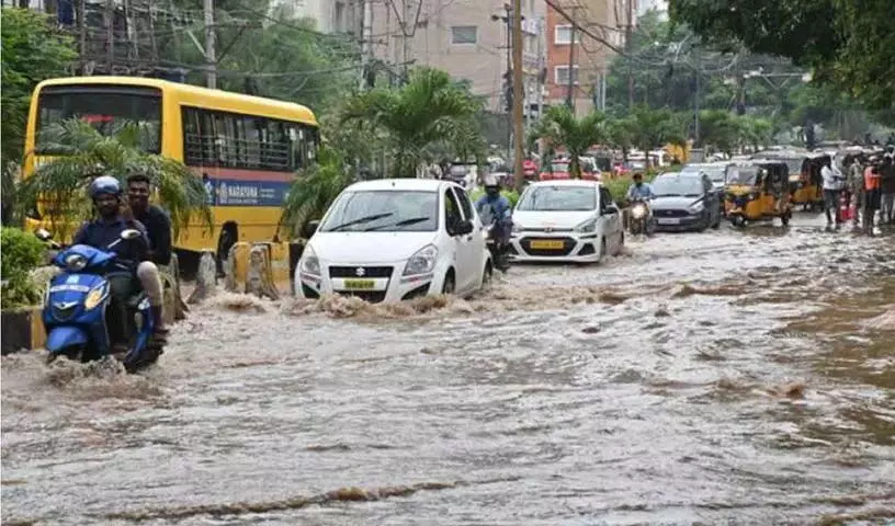 IMD issues yellow alert: हैदराबाद में बारिश और गरज के साथ छींटे पड़ने की संभावना